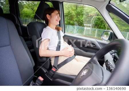 開車的女子、孕婦、孩子 開車的女子、孕婦、孩子 136140690