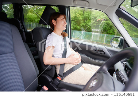 Driving woman, pregnant woman, child 136140691