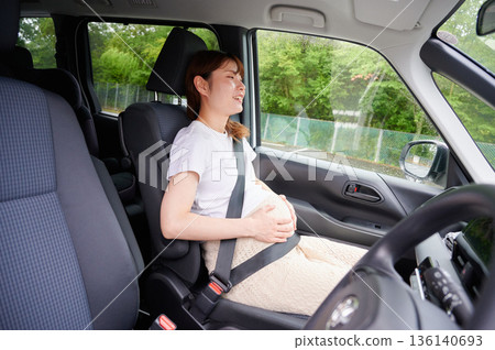 開車的女子、孕婦、孩子 開車的女子、孕婦、孩子 136140693