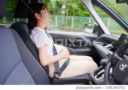 Driving woman, pregnant woman, child Driving woman, pregnant woman, child 136140701