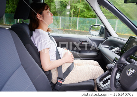 Driving woman, pregnant woman, child Driving woman, pregnant woman, child 136140702