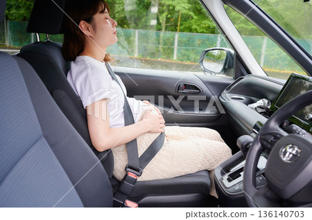 開車的女子、孕婦、孩子 開車的女子、孕婦、孩子 136140703