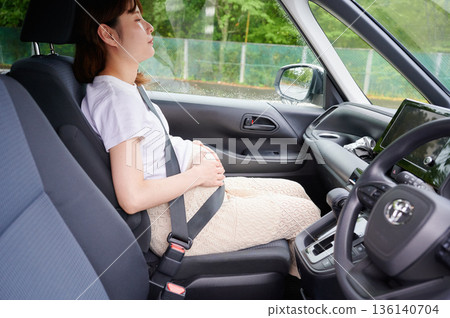 Driving woman, pregnant woman, child Driving woman, pregnant woman, child 136140704