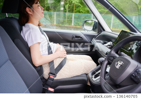 開車的女子、孕婦、孩子 開車的女子、孕婦、孩子 136140705