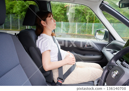 Driving woman, pregnant woman, child 136140708
