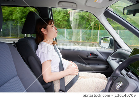 開車的女子、孕婦、孩子 開車的女子、孕婦、孩子 136140709