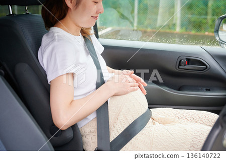 Driving woman, pregnant woman, child 136140722