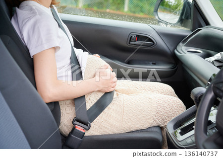 開車的女子、孕婦、孩子 開車的女子、孕婦、孩子 136140737