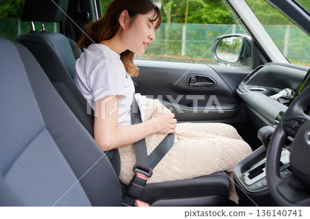 Driving woman, pregnant woman, child 136140741