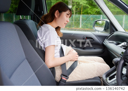 開車的女子、孕婦、孩子 開車的女子、孕婦、孩子 136140742