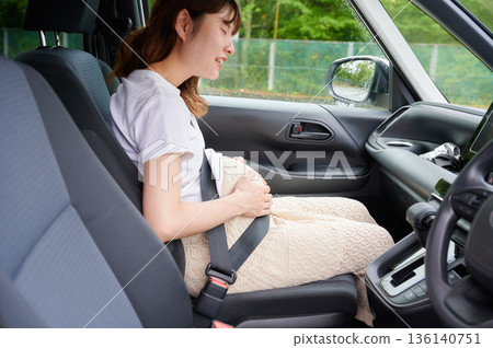 Driving woman, pregnant woman, child 136140751