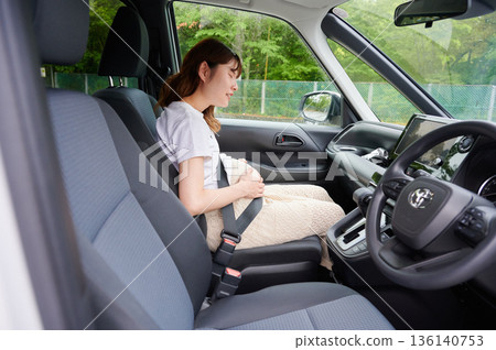 Driving woman, pregnant woman, child Driving woman, pregnant woman, child 136140753