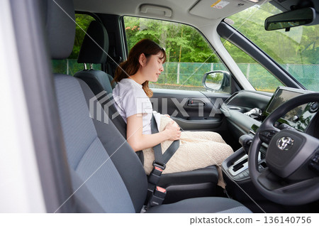 Driving woman, pregnant woman, child 136140756
