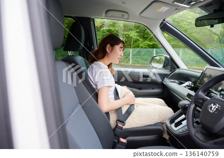 Driving woman, pregnant woman, child 136140759