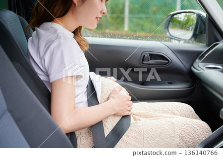 開車的女子、孕婦、孩子 開車的女子、孕婦、孩子 136140766