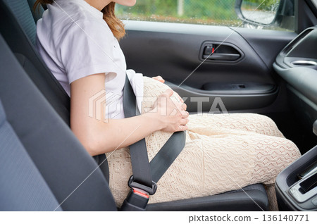 開車的女子、孕婦、孩子 開車的女子、孕婦、孩子 136140771