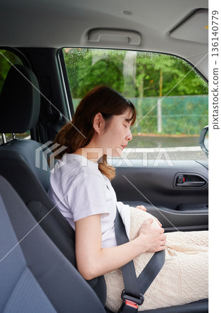 開車的女子、孕婦、孩子 開車的女子、孕婦、孩子 136140779
