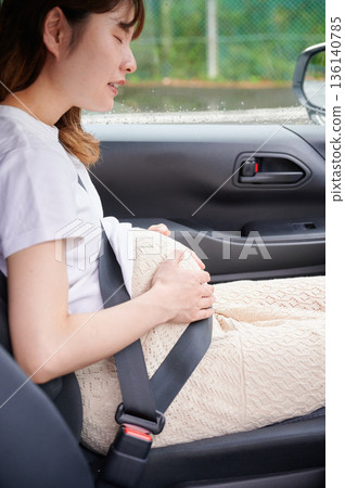 Driving woman, pregnant woman, child 136140785