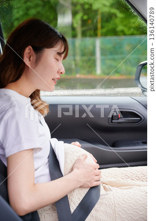 Driving woman, pregnant woman, child 136140789