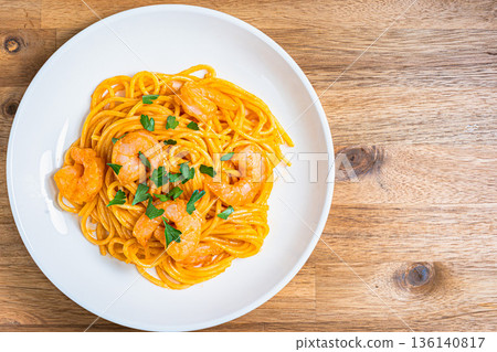 蝦仁番茄奶油意麵，西式菜餚，盛於白色盤子中。 136140817