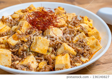 麻婆豆腐，經典的中國菜，盛放在白色盤子裡。 136140827