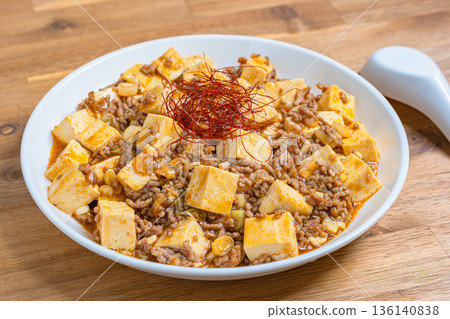 麻婆豆腐，經典的中國菜，盛放在白色盤子裡。 136140838
