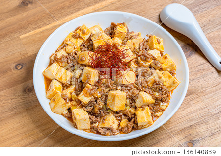 麻婆豆腐，經典的中國菜，盛放在白色盤子裡。 136140839