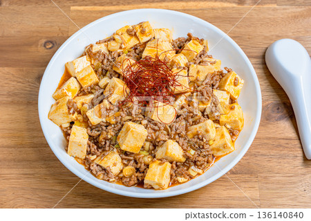 麻婆豆腐，經典的中國菜，盛放在白色盤子裡。 136140840