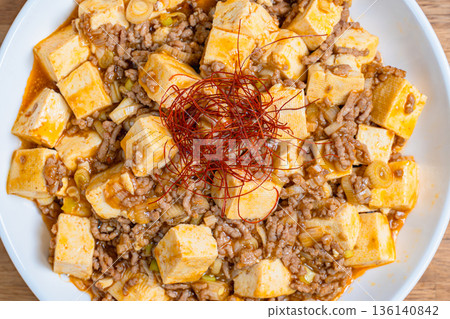 麻婆豆腐，經典的中國菜，盛放在白色盤子裡。 136140842