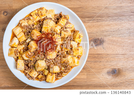麻婆豆腐，經典的中國菜，盛放在白色盤子裡。 136140843