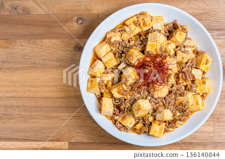 麻婆豆腐，經典的中國菜，盛放在白色盤子裡。 136140844