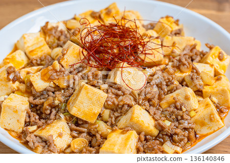 麻婆豆腐，經典的中國菜，盛放在白色盤子裡。 136140846