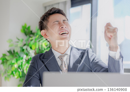 一個很高興的商人 136140908