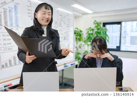 歡笑的員工和哭泣的員工 136140914