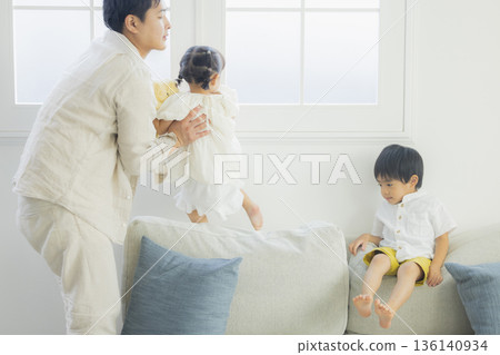 孩子們在客廳裡玩 136140934