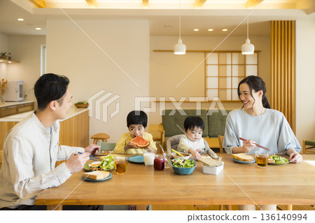 年輕的家庭，吃飯，晚餐，我會幫你的 136140994
