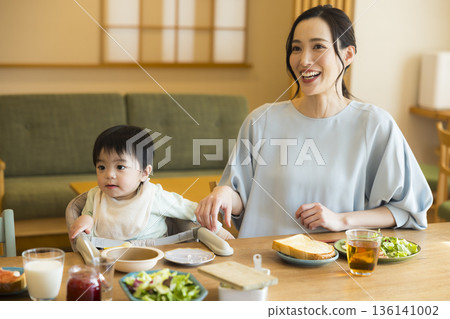 年輕的家庭,吃飯,晚餐,我會幫你的 年輕的家庭,吃飯,晚餐,我會幫你的 136141002