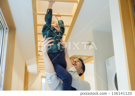 父母和孩子們在特製的攀爬梯上玩耍 136141120