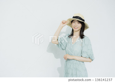 身穿淺藍色洋裝的年輕女子 136141237