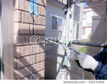 工作場景：清除外牆上的舊密封膠 136141998