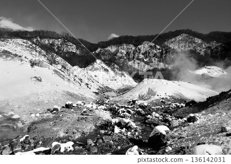 白雪皚皚的“登別地獄谷” 白色的積雪和崎嶇的山體 “黑白” 136142031