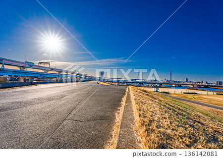 晨曦灑在荒川河岸上。 136142081