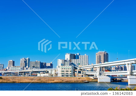 橫跨荒川的首都高速公路和公寓大樓群 136142083