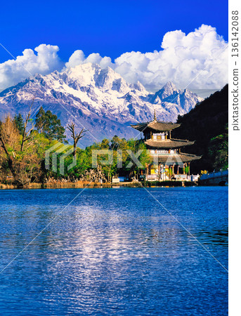 玉泉公園和玉龍雪山的壯麗景色 136142088