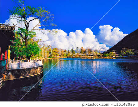 Spectacular views of Yuquan Park and Jade Dragon Snow Mountain 136142089