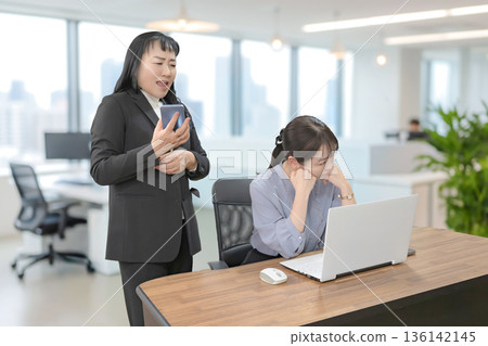 Rebellious employee and surprised boss Rebellious employee and surprised boss 136142145