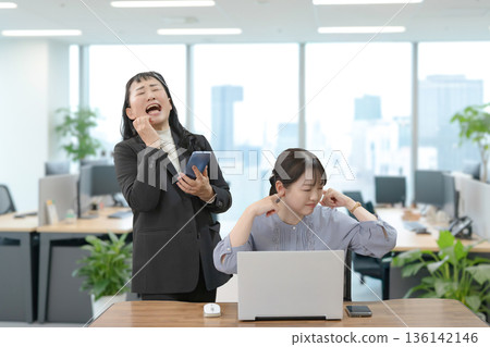 一名女子尖叫，另一名女子摀住耳朵 136142146