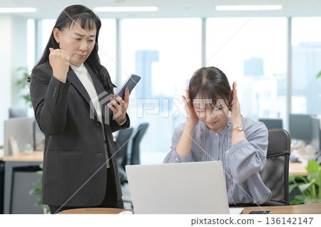 一位嚴厲的老闆和一位摀著耳朵的下屬 136142147