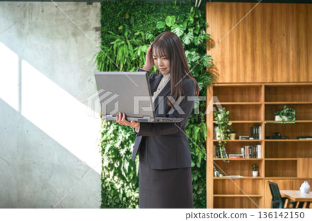 一間時尚的辦公室和一位憂心忡忡的女人 136142150