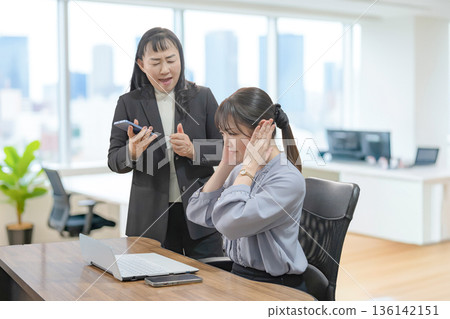 一個謹慎的女人，一個摀住耳朵的女人 136142151